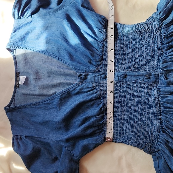 Women's Jean-Like, Smocked Waist V-Neck, Peplum w Ruffle, Chambray Med Wash Top - Picture 6 of 10